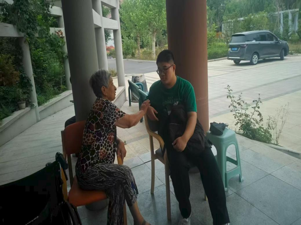 大学生走进养老院   巧手捏出暖心时光