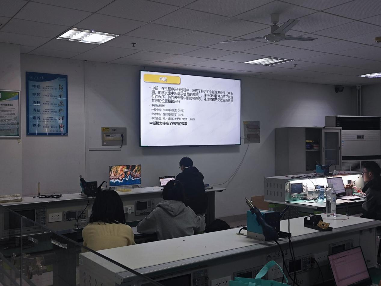 <strong>山东大学学生电子设计协会开展STM32定时器与中断技术培训</strong>