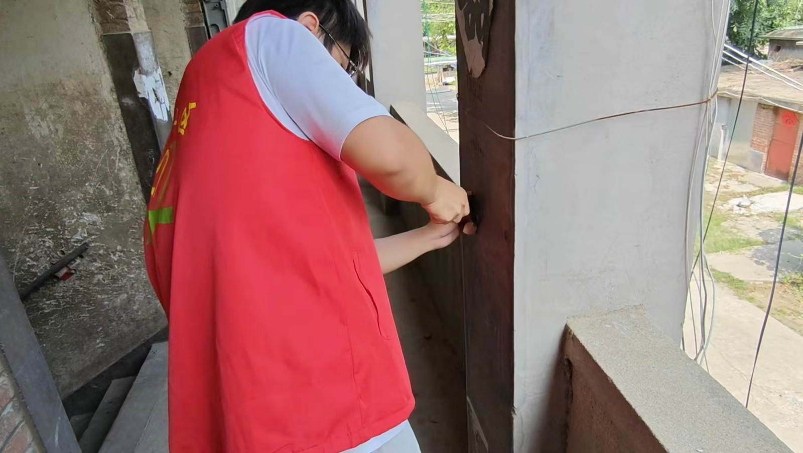 <strong>中国矿业大学学子走进社区开展环境整治与科普宣传暑期社会实践</strong>